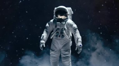 Uzay giysileri uzay arka planında izole edilmiş. Hareket.