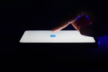 BANGKOK, THAILAND - 24 Mayıs 2022: Akıllı telefon android sisteminde Facebook uygulama logosu.