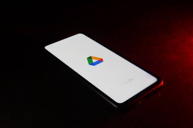 BANGKOK, THAILAND - 24 Mayıs 2022: akıllı telefon android sisteminde Google sürücü uygulama logosu.