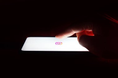 BANGKOK, THAILAND - 24 Mayıs 2022: Akıllı telefon android sisteminde Instagram uygulama logosu.