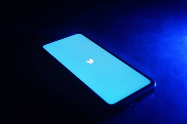 BANGKOK, THAILAND - 24 Mayıs 2022: Akıllı telefon android sisteminde Twitter uygulama logosu.