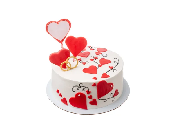 赤いハートと金のリングのペアで作られたお祝いの結婚式のケーキ 白い背景のクローズアップで 高品質の写真 — ストック写真