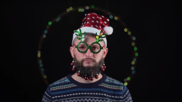 Jeune Homme Chapeau Père Noël Avec Des Jouets Sur Barbe — Video