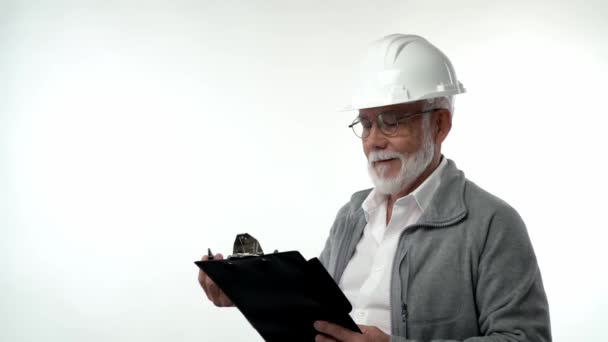 Bearded Elderly Pensioner Man Construction Helmet Writes Annotations Pen Writing — Vídeo de Stock