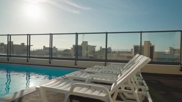 Modern Pool Roof Apartment Building Sun Loungers Relaxation Views City — Stock Video