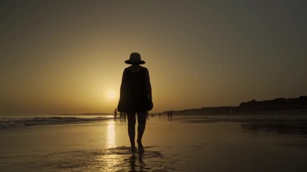Una Turista Donna Sulla Spiaggia Con Bassa Marea Tramonto Cammina — Video Stock