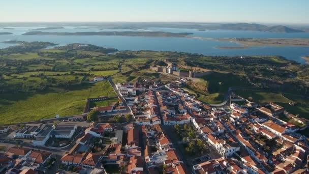 从上面的村庄和城堡穆劳地区埃沃拉的观点 葡萄牙 Alentejo有塔楼的城堡立面入口 — 图库视频影像