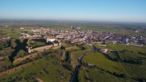 空中だ 村や城ムラオ地区エヴォラからの眺め ポルトガルだ Alentejoの塔と城のファサードの入り口 — ストック動画