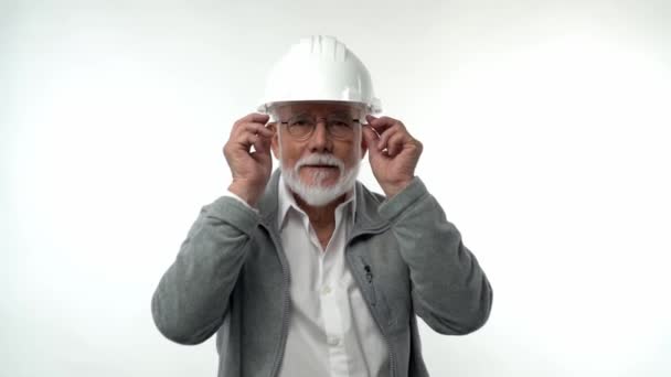 Anciano Ingeniero Jefe Con Sombrero Blanco Quita Las Gafas Bonito — Vídeos de Stock