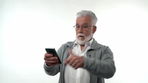 Літній Чоловік Позує Смартфоном Читає Отримані Смс Великою Комерційною Пропозицією — стокове відео