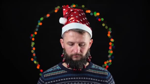 클로스 모자를 남자의 턱수염에 장난감 배경에는 New Years 라이트가 있습니다 — 비디오