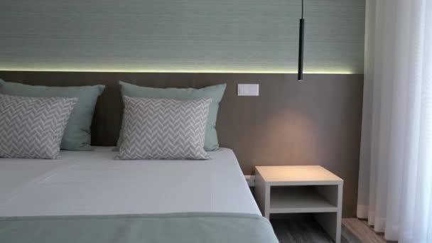 Moderne Minimalistische Slaapkamer Voor Ontspanning Slaap Minimalistische Lampen Nachtkastjes Voor — Stockvideo
