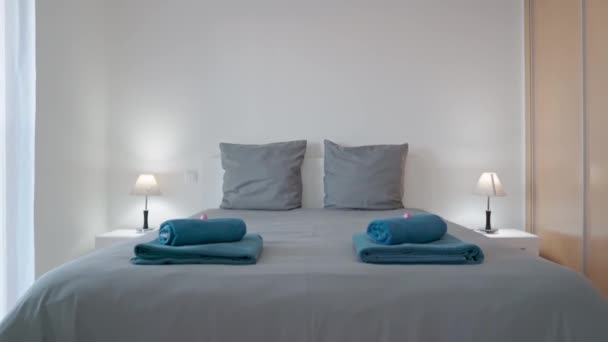 Nowoczesna Minimalistyczna Sypialnia Relaks Sen Minimalistyczne Lampy Stolikach Nocnych Wysokiej — Wideo stockowe