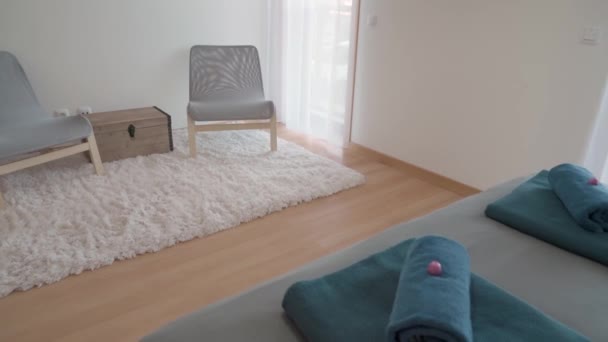 Μοντέρνο Μινιμαλιστικό Υπνοδωμάτιο Άνετες Καρέκλες Για Χαλάρωση Και Ξεκούραση Συρταριέρα — Αρχείο Βίντεο