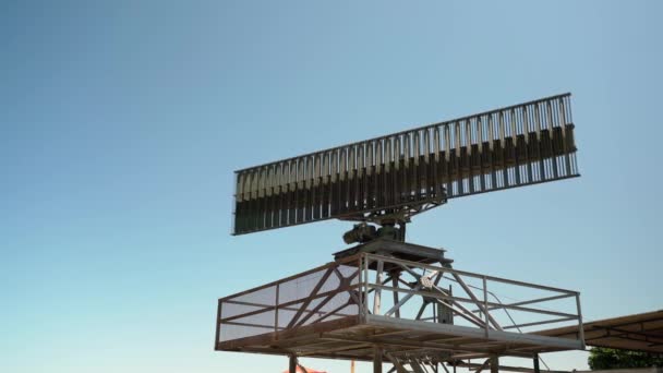 工业军用雷达 用于传送和接收信号 以及监测军用飞机的起飞和着陆 高质量的4K镜头 — 图库视频影像