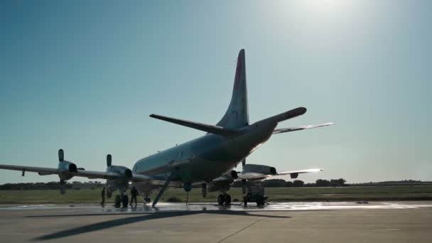 Ett Militärt Flygplan Som Nödlandat Efter Olycka Och Överhettat Motorerna — Stockvideo