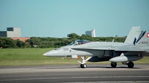 Een Militaire Supersonische Vechter Landingsbaan Voor Hij Een Geheime Missie — Stockvideo