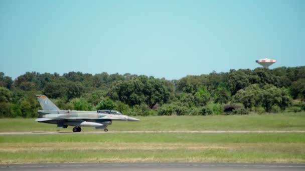 Militaire Supersonische Vechter Landingsbaan Voor Hij Een Geheime Missie Vertrok — Stockvideo