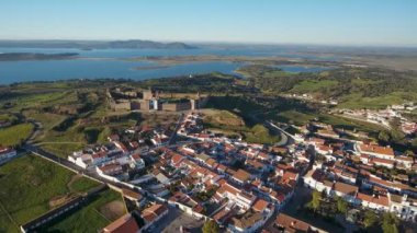 Havadan. Evora 'nın Mourao ilçesinden ve köyünden manzara. Portekiz. Alentejo 'da kulesi olan bir kale girişi..