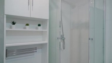 Turist otelinde duşlu modern tuvalet. Duş kabininin altından ateş ediliyor, yakın plan. Yüksek kalite 4k görüntü