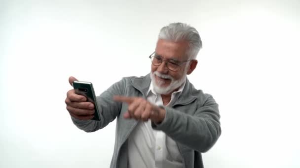 Oudere Man Poseren Met Smartphone Gelezen Ontvangen Sms Met Grote — Stockvideo