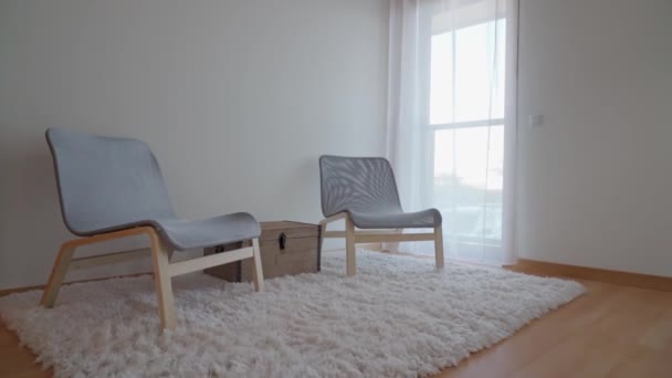 Современная Минималистская Спальня Удобными Креслами Отдыха Расслабления Грудь Ящиков Хранения — стоковое видео