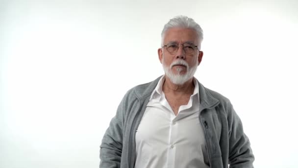 Porträtt Pensionerad Man Står Pose Med Ett Seriöst Ansikte Tänkande — Stockvideo