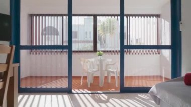 Portekiz 'de bir apartman dairesinde geleneksel bir oturma odası, konforlu, güneşli bir gün ve iyi bir yaşam. Yüksek kalite 4k görüntü