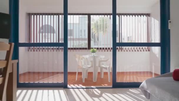 Tradycyjne Wnętrze Salonu Portugalskim Mieszkaniu Pokazujące Przytulność Słoneczny Dzień Dobre — Wideo stockowe