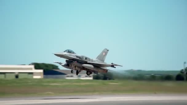 一架军用喷气式战斗机从跑道起飞进行战术训练飞行 机载实弹 高质量的4K镜头 — 图库视频影像