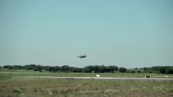Een Militaire Straaljager Stijgt Van Startbaan Voor Een Tactische Trainingsvlucht — Stockvideo