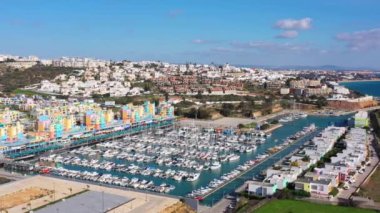 Resimli turistik Albufeira kasabası perspektifli yat ve gemiler için marinadaki deniz koyunun hoş bir görüntüsü. Portekiz, Algarve. Yüksek kalite 4k görüntü
