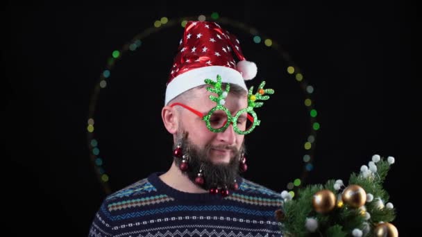 Noel Baba Şapkalı Adam Sakalında Oyuncaklarla Arka Planda Yeni Yıl — Stok video