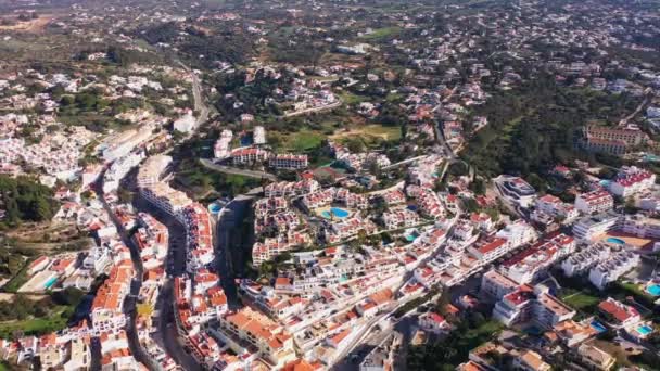 観光客がリラックスするための伝統的なポルトガルの家とカルボエイロの観光都市の美しい航空ビュー ポルトガル アルガルヴェ 高品質4K映像 — ストック動画