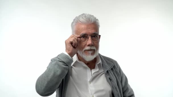 Ένας Ηλικιωμένος Συνταξιούχος Φοράει Γυαλιά Και Εκφράζει Διαφορετικά Συναισθήματα Έκπληξη — Αρχείο Βίντεο