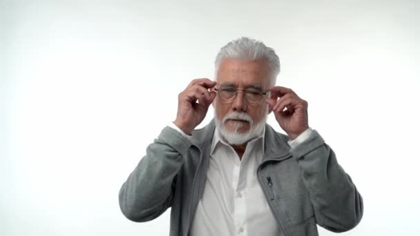 Пожилой Человек Пенсии Снимает Очки Выражает Различные Эмоции Удивлением Просвещение — стоковое видео