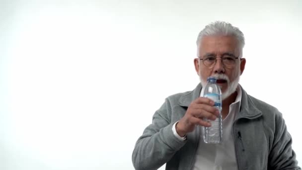 Ein Älterer Rentner Trinkt Wasser Den Körper Vor Alterung Und — Stockvideo