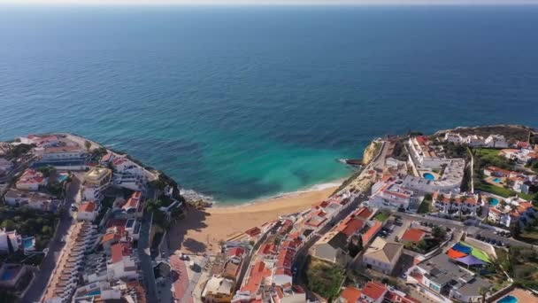 崖のビーチや伝統的なポルトガルの家とカルボエイロの海辺の観光の町の美しい空の景色 高品質4K映像 — ストック動画