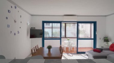 Otelde terasa erişimi olan minimalist bir oturma odası. Yüksek kalite 4k görüntü
