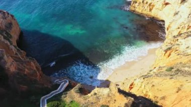 Temiz su ve kumu olan turistler için yürüme yolu olan sihirli bir liman. Turistlerin dinlenmesi için. Yüksek kalite 4k görüntü