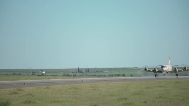 Самолёт Приземляется Аэродроме После Военной Миссии Высококачественные Кадры — стоковое видео