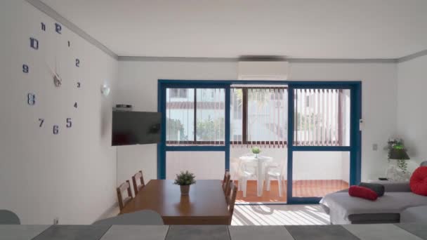 Otelde Terasa Erişimi Olan Minimalist Bir Oturma Odası Yüksek Kalite — Stok video