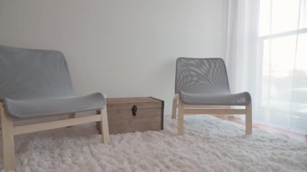 Lounge Krzesła Jako Minimalistyczne Szczegóły Dekoracji Salonu Skrzynią Rzeczy Wysokiej — Wideo stockowe