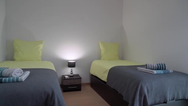 Klassiskt Sovrum Med Två Sängar Och Lampskärm Ett Budgethotell För — Stockvideo