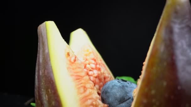 ベリーと熟したイチジクから作られた誕生日ケーキのための果物の装飾 極端なマクロで撮影 高品質4K映像 — ストック動画