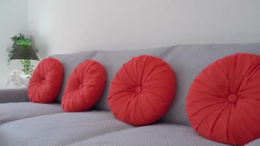 Oturma odasının içinde yastıklı ve battaniyeli bir kanepe var. Gün ışığıyla pencere. Yüksek kalite 4k görüntü