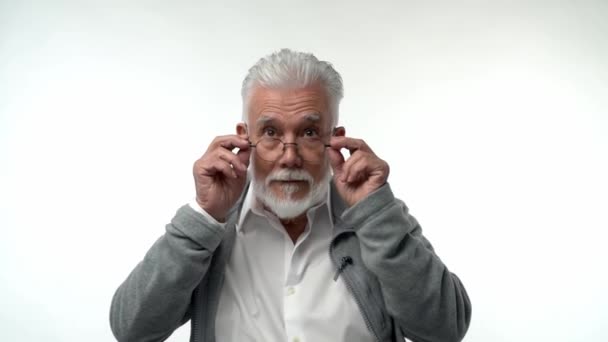 Äldre Man Pensionär Sätter Glasögon Och Uttrycker Olika Känslor Med — Stockvideo