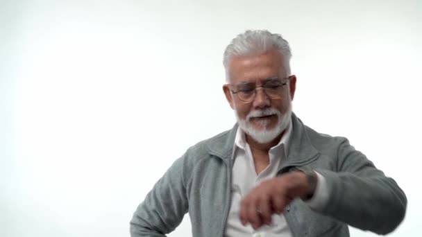 Een Oudere Gepensioneerde Man Met Een Baard Een Bril Kijkt — Stockvideo