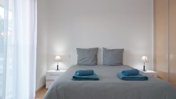 传统公寓的经典卧房 用来休息和睡觉 毛巾上有糖果 — 图库视频影像