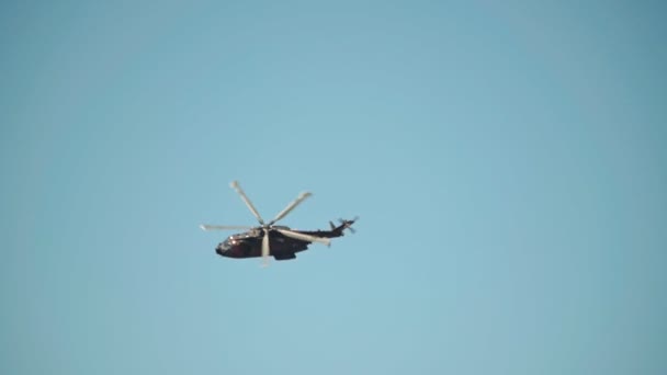 救助任務を持つ空の軍用ヘリコプターが飛行場を離陸した 高品質フルHd映像スローモーションで 高品質のフルHd映像 — ストック動画